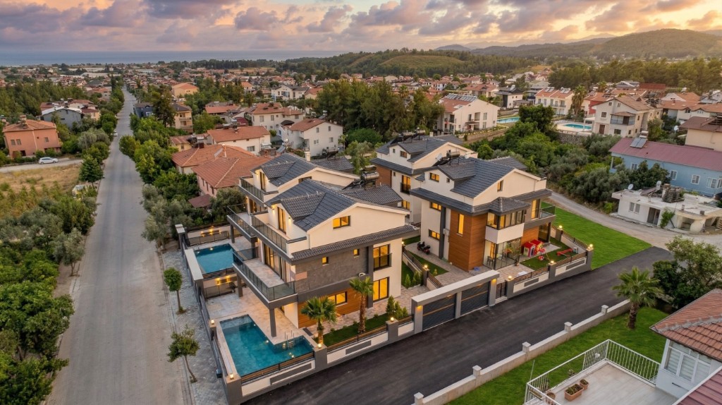 Havadan görünüm: ikiz villa projesi, havuz ve altın saat ışığı