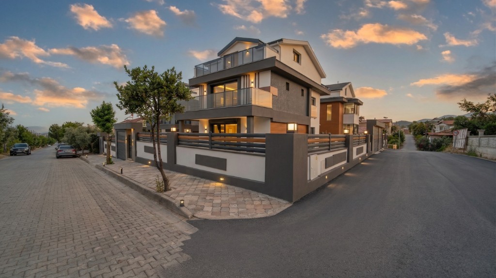 Köşe parselde modern villa — sokak görünümü ve günbatımı